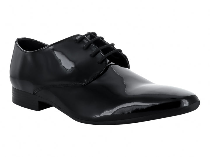 Zapato formal de hombre en color negro con acabado brillante de charol y agujetas.