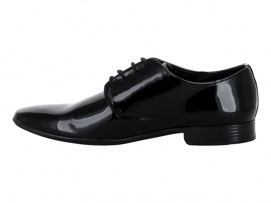 Zapato formal de hombre en color negro con acabado brillante de charol y agujetas.