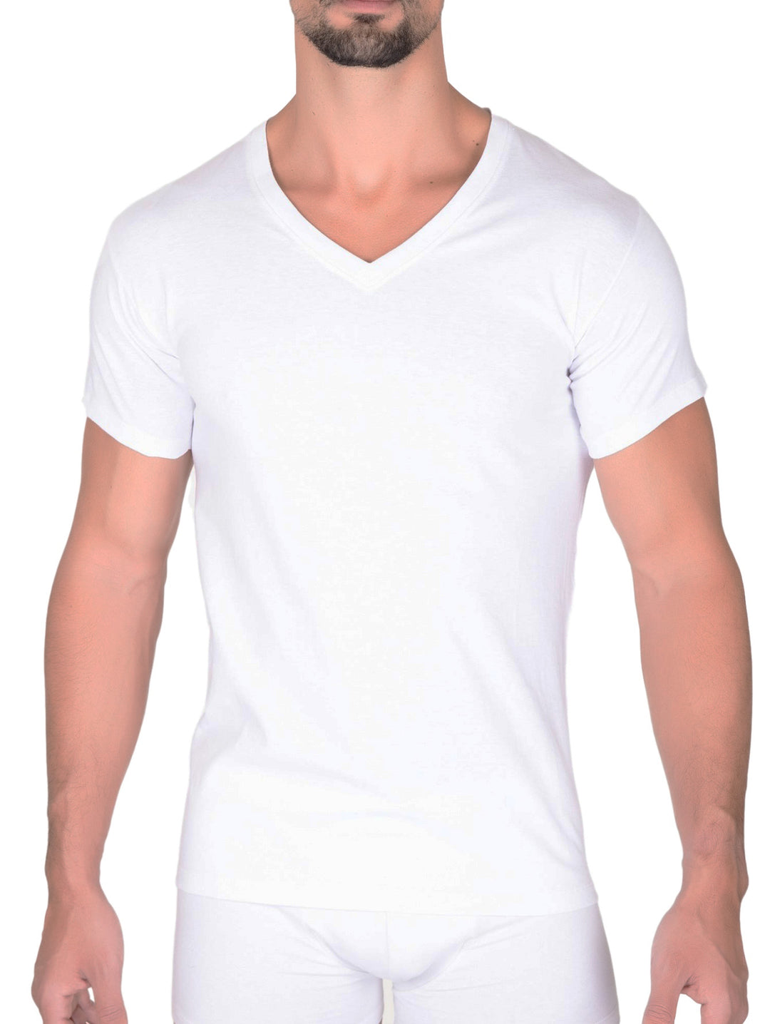 Hombre vistiendo camiseta interior blanca de cuello V.