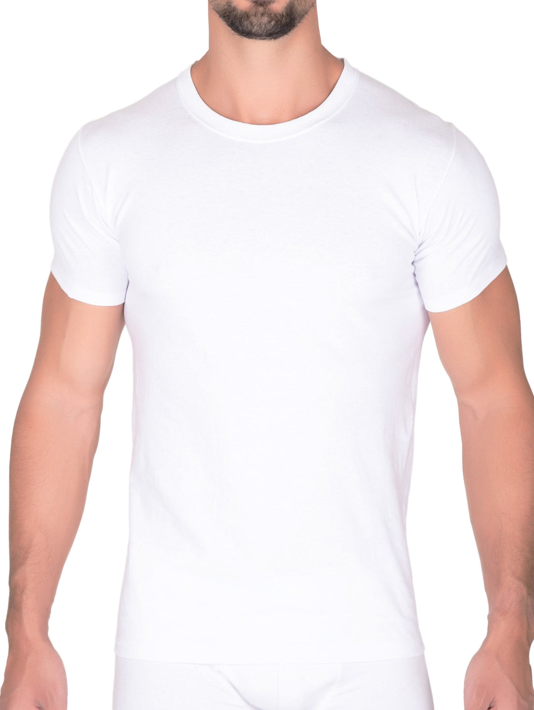 Hombre vistiendo una camiseta interior blanca de manga corta y cuello redondo.