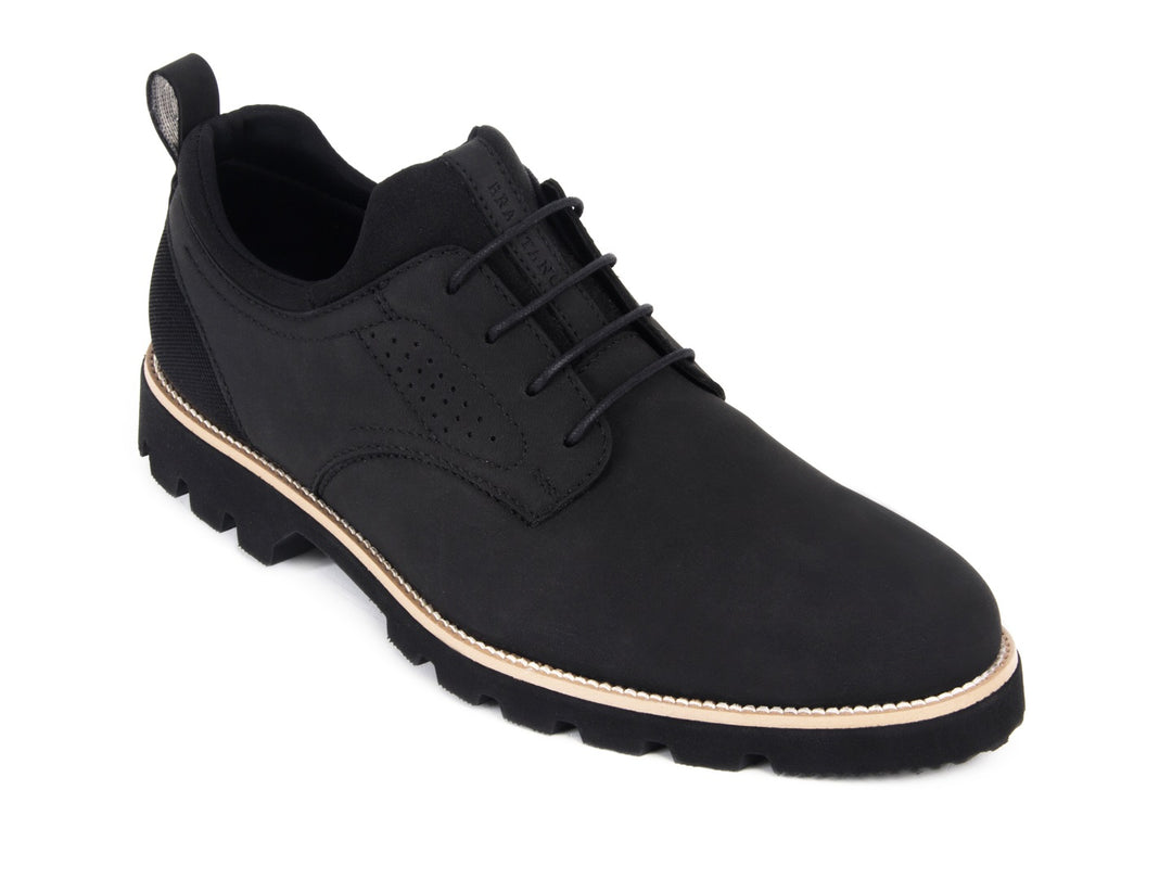 Zapato casual negro para hombre con suela beige y acabado mate.
