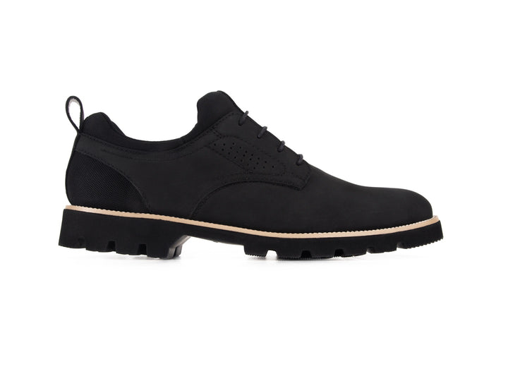 Zapato casual negro para hombre con suela beige y acabado mate.