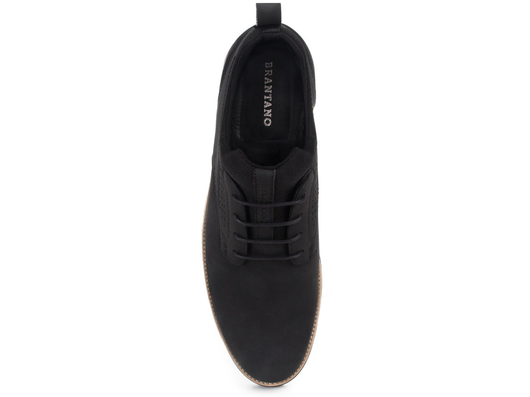 Zapato casual negro para hombre con suela beige y acabado mate.