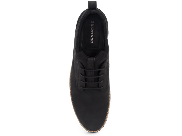 Zapato casual negro para hombre con suela beige y acabado mate.