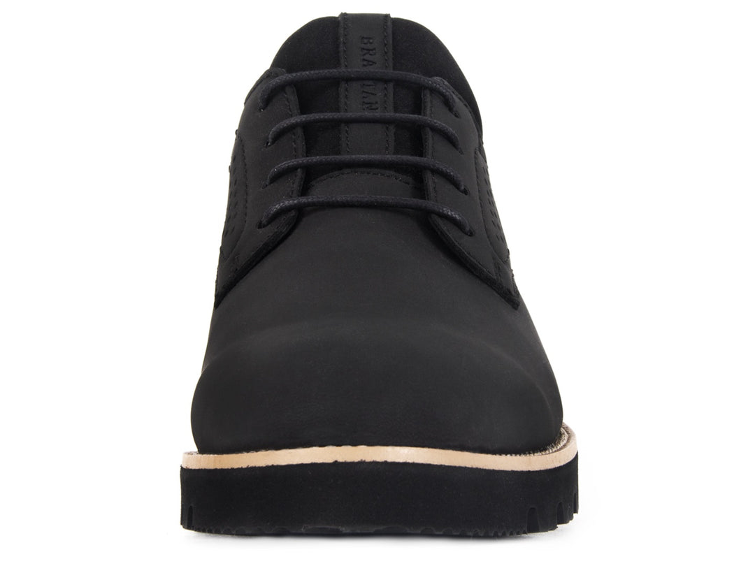 Zapato casual negro para hombre con suela beige y acabado mate.