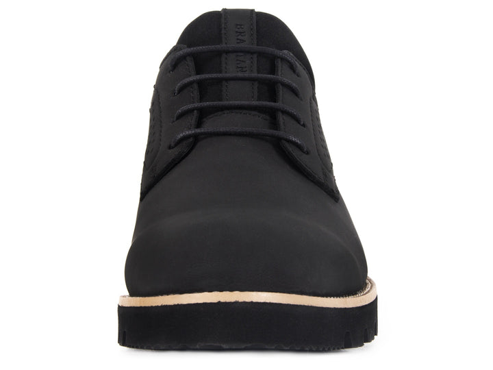 Zapato casual negro para hombre con suela beige y acabado mate.