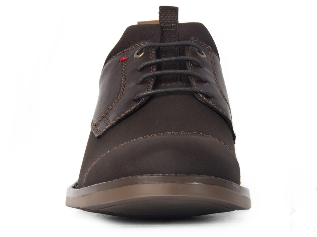 Zapato casual color café para hombre marca Brantano con agujetas y detalles en tela y sintético.
