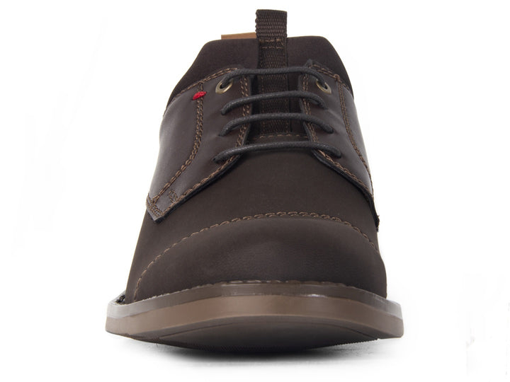 Zapato casual color café para hombre marca Brantano con agujetas y detalles en tela y sintético.
