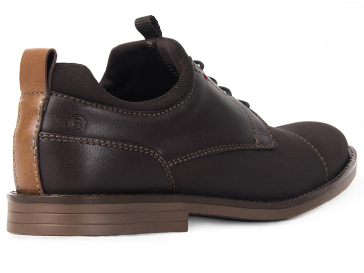 Zapato casual color café para hombre marca Brantano con agujetas y detalles en tela y sintético.