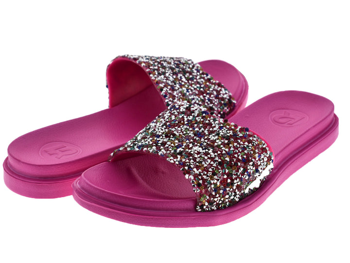 Sandalias color fiusha con tira superior decorada con brillantes multicolores.