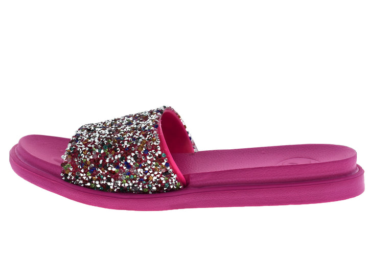 Sandalias color fiusha con tira superior decorada con brillantes multicolores.