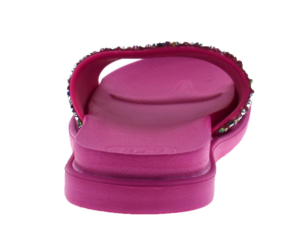 Sandalias color fiusha con tira superior decorada con brillantes multicolores.