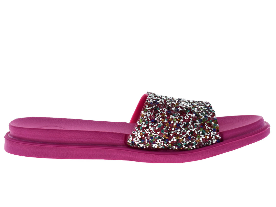 Sandalias color fiusha con tira superior decorada con brillantes multicolores.