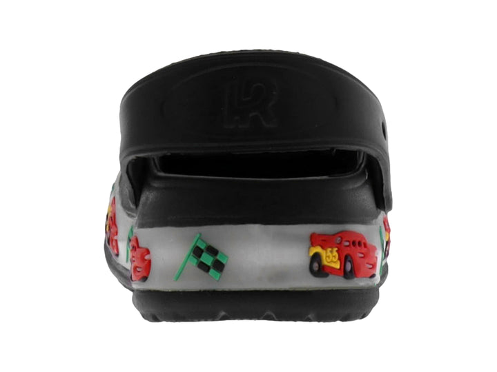Sandalias negras tipo zueco para niño con decoraciones de carros, banderas y luces LED en la suela.