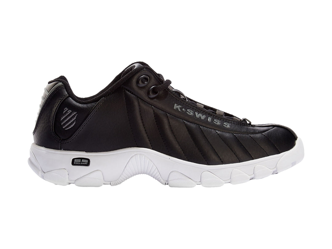 Tenis K-Swiss deportivos en color negro con suela blanca y detalles de costuras lineales.