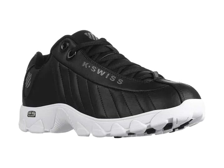 Tenis K-Swiss deportivos en color negro con suela blanca y detalles de costuras lineales.