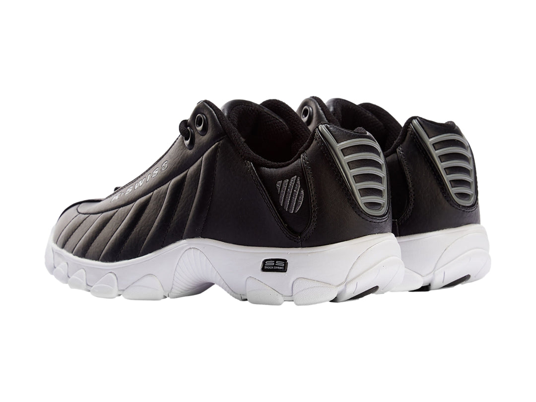 Tenis K-Swiss deportivos en color negro con suela blanca y detalles de costuras lineales.