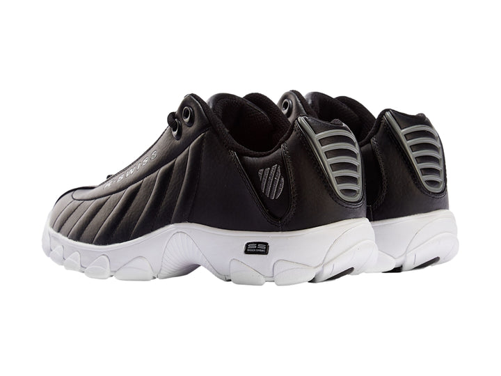 Tenis K-Swiss deportivos en color negro con suela blanca y detalles de costuras lineales.