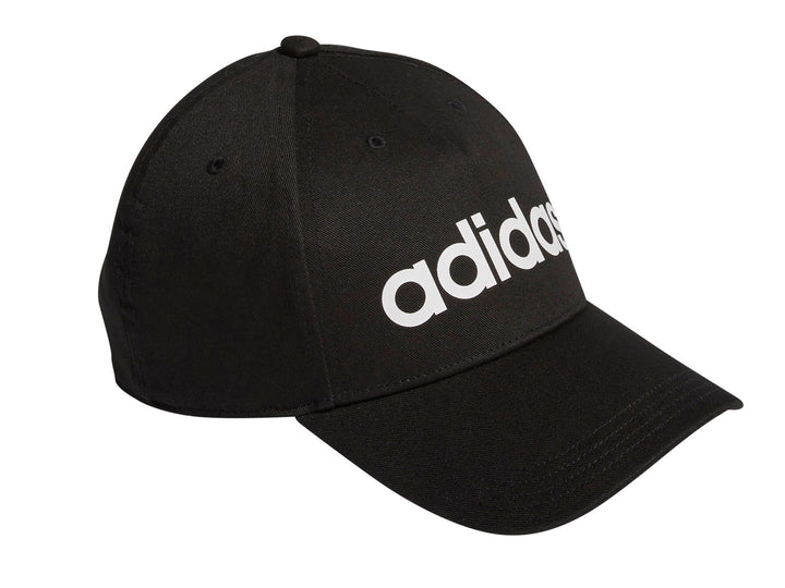 Gorra Adidas Daily de color negro con logotipo blanco en la parte frontal.