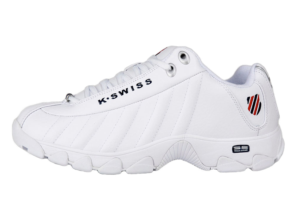 Tenis deportivos K-Swiss blancos para mujer con detalles en rojo y azul marino.