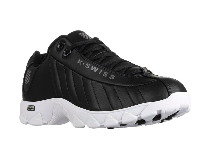 Tenis deportivos K-Swiss para mujer en color negro con suela blanca.