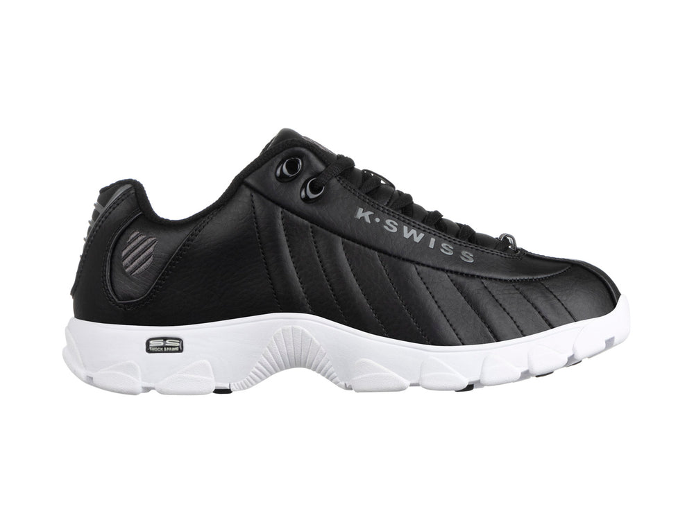 Tenis deportivos K-Swiss para mujer en color negro con suela blanca.