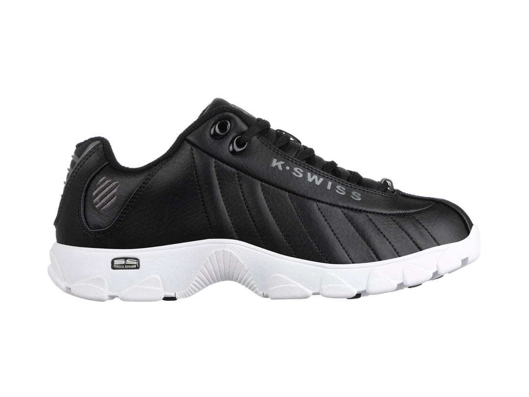 Tenis deportivos K-Swiss para mujer en color negro con suela blanca.