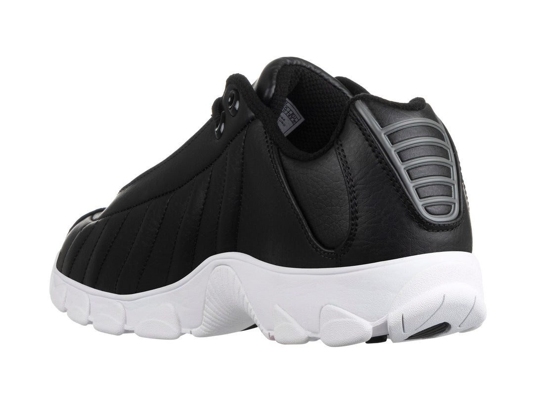 Tenis deportivos K-Swiss para mujer en color negro con suela blanca.