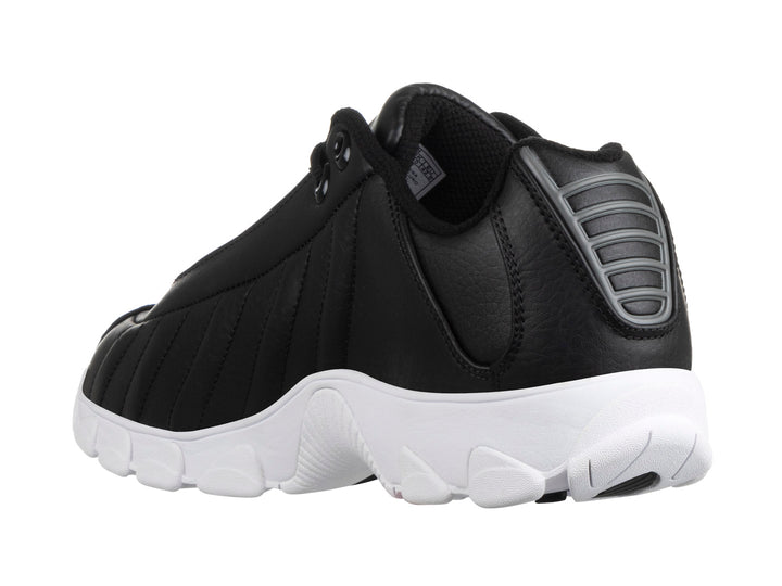 Tenis deportivos K-Swiss para mujer en color negro con suela blanca.