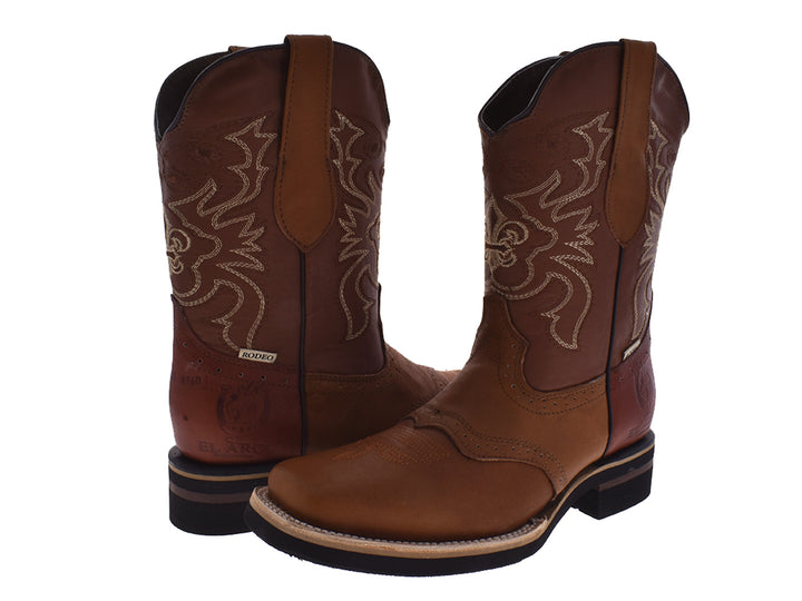 Botas vaqueras para hombre de cuero en tonos marrón y canela con bordados decorativos y suela negra.