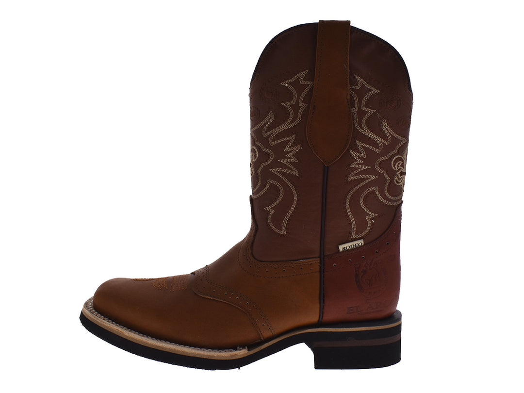 Botas vaqueras para hombre de cuero en tonos marrón y canela con bordados decorativos y suela negra.