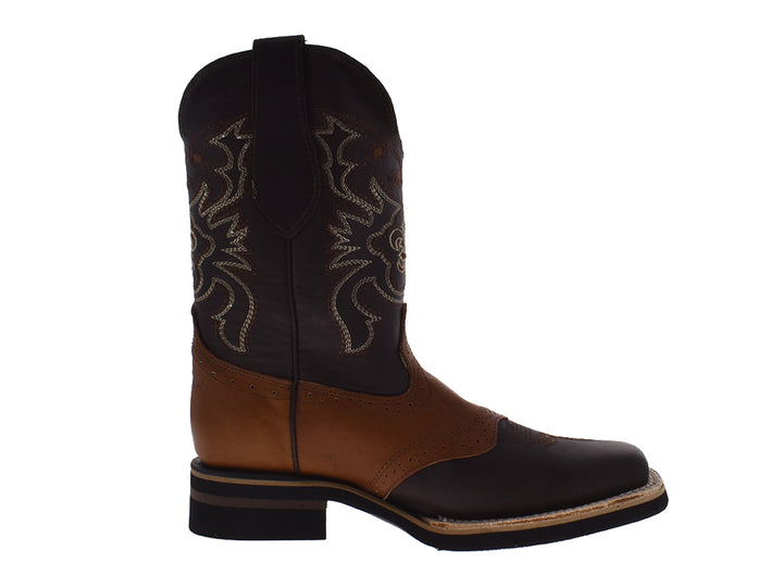Botas vaqueras El Arco Boots en colores café y habana con bordados decorativos y punta cuadrada.