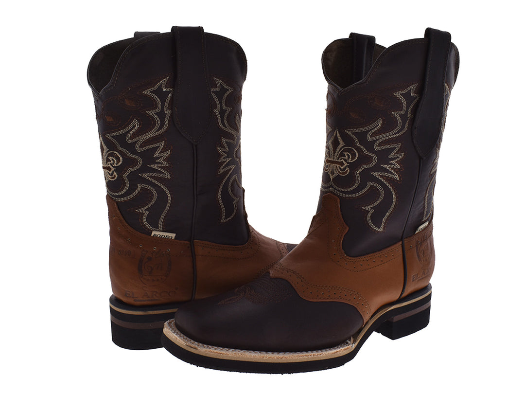 Botas vaqueras El Arco Boots en colores café y habana con bordados decorativos y punta cuadrada.