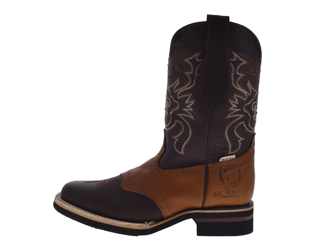 Botas vaqueras El Arco Boots en colores café y habana con bordados decorativos y punta cuadrada.
