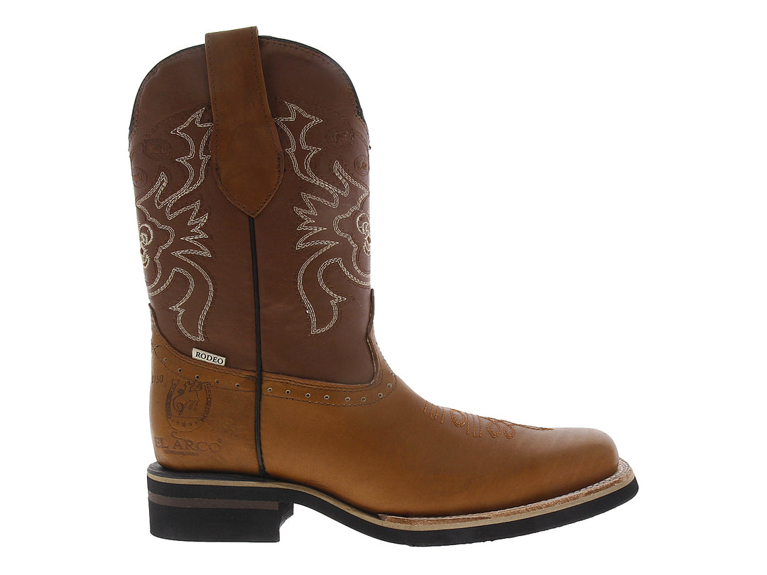 Bota vaquera para hombre de cuero color habana con bordados laterales y suela negra.