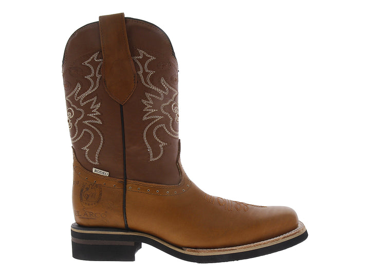Bota vaquera para hombre de cuero color habana con bordados laterales y suela negra.