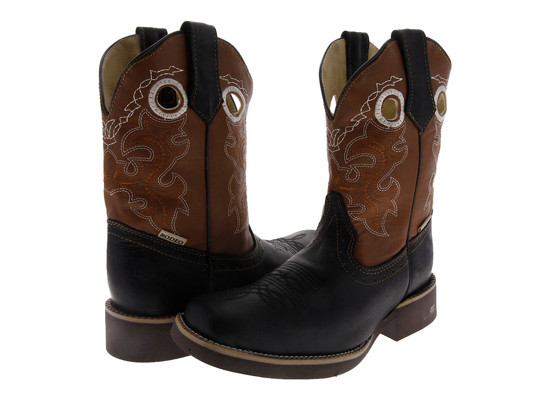 Botas vaqueras para mujer en colores negro y habana con costuras decorativas blancas.