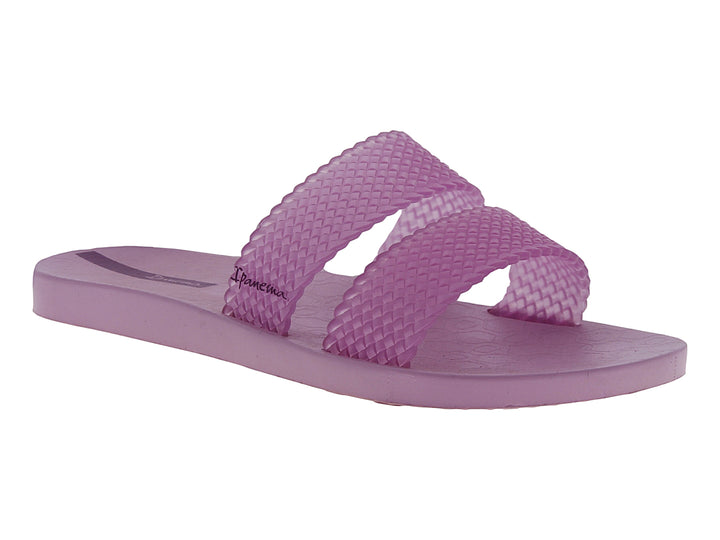 Sandalias Ipanema color lila para mujer con tiras anchas de textura tejida y suela plana.