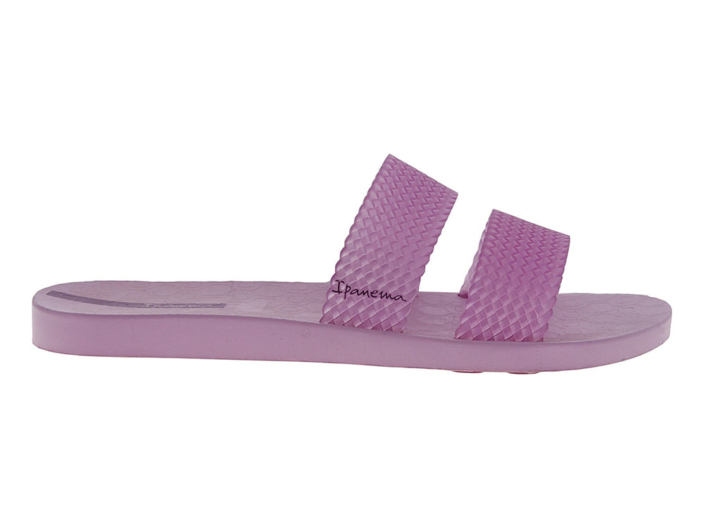 Sandalias Ipanema color lila para mujer con tiras anchas de textura tejida y suela plana.
