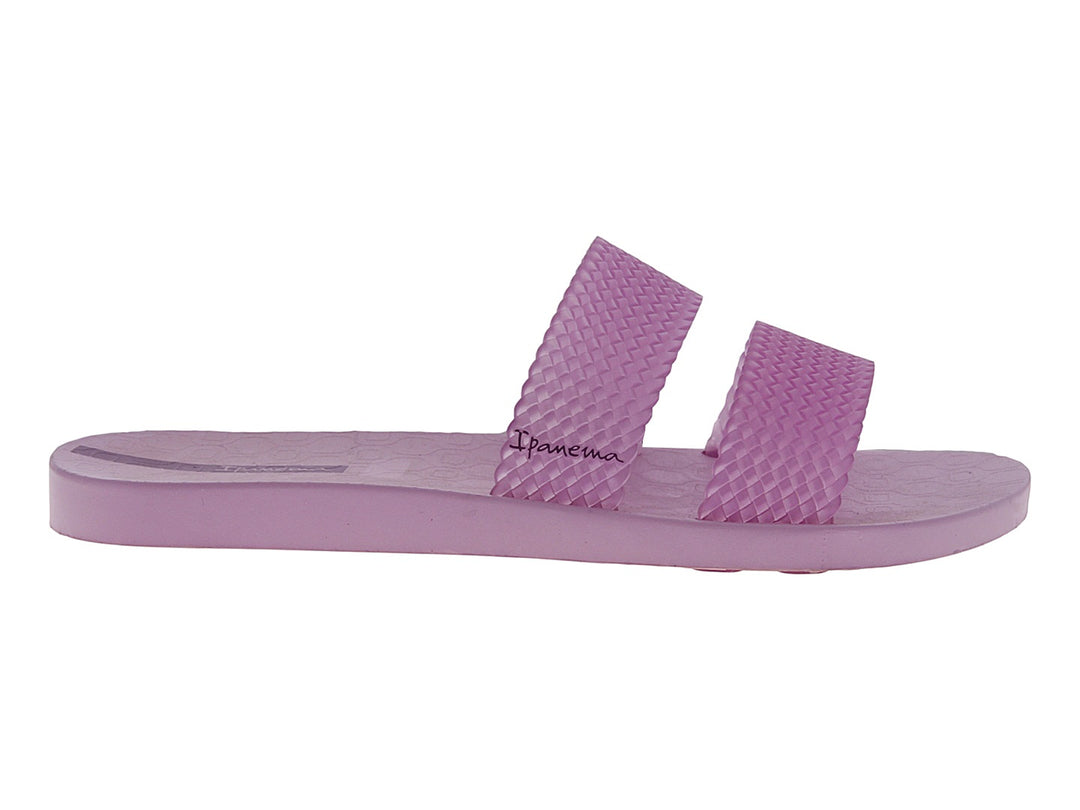 Sandalias Ipanema color lila para mujer con tiras anchas de textura tejida y suela plana.