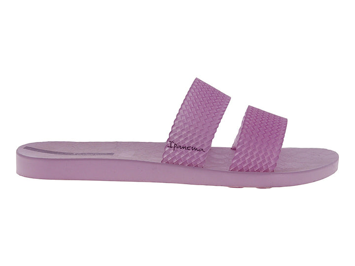Sandalias Ipanema color lila para mujer con tiras anchas de textura tejida y suela plana.