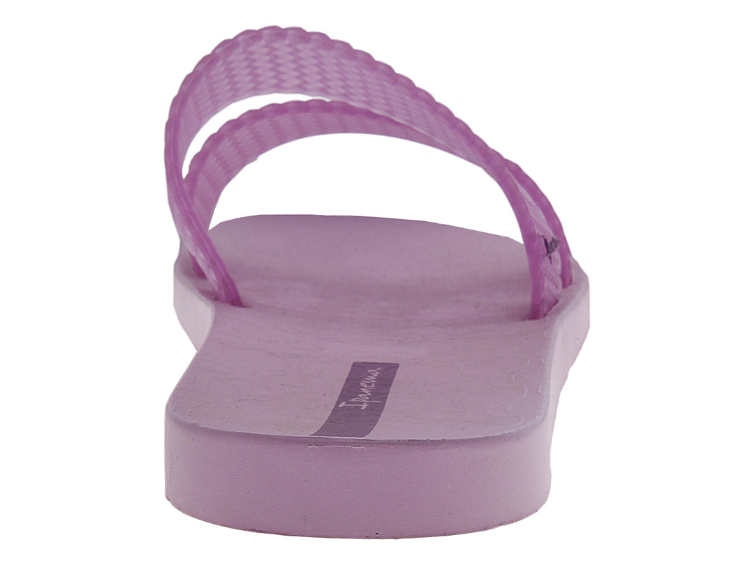 Sandalias Ipanema color lila para mujer con tiras anchas de textura tejida y suela plana.