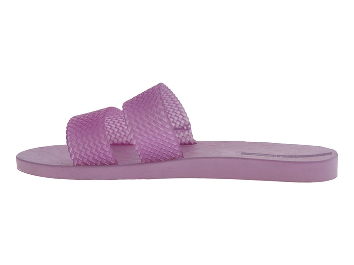 Sandalias Ipanema color lila para mujer con tiras anchas de textura tejida y suela plana.