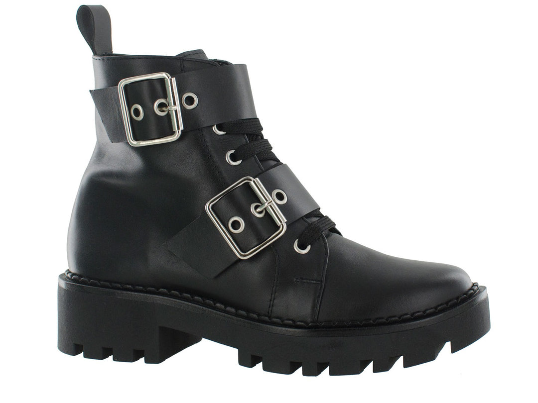 Botín combat color negro con suela track y hebillas plateadas.