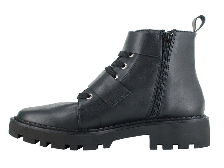 Botín combat color negro con suela track y hebillas plateadas.