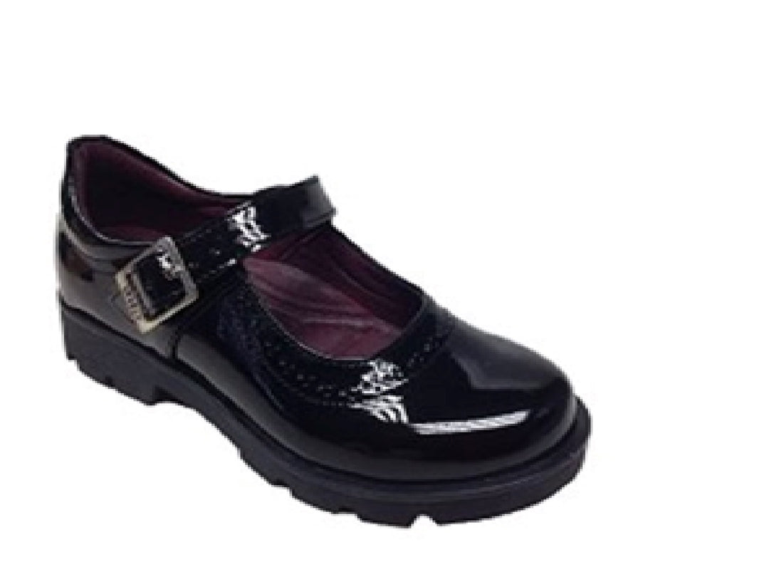Zapato negro brillante para niña con correa y hebilla plateada.