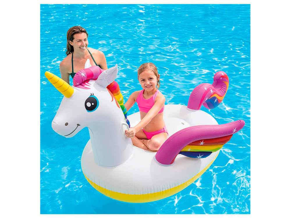 Flotador inflable de unicornio blanco con base amarilla y detalles multicolores en crin y alas.