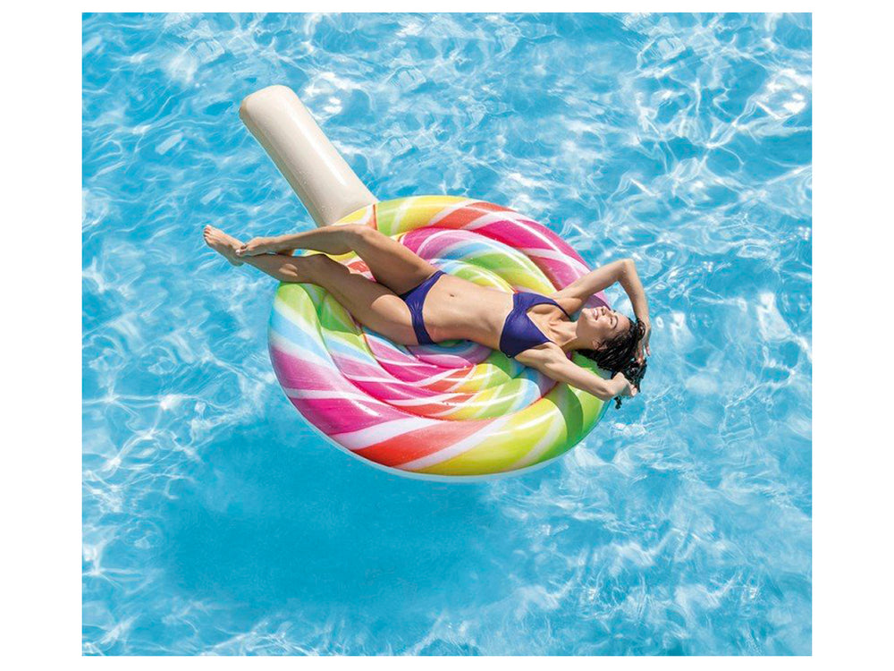Colchón inflable multicolor en forma de paleta con diseño en espiral y mango beige.