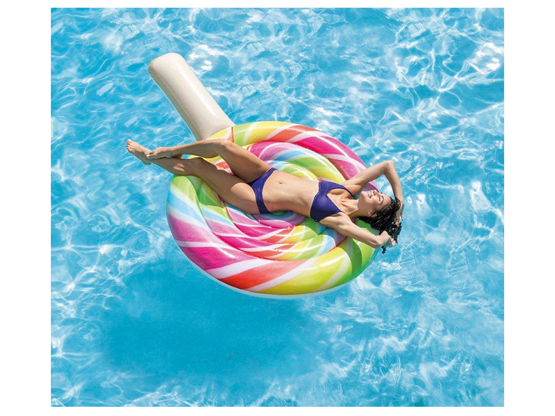 Colchón inflable multicolor en forma de paleta con diseño en espiral y mango beige.