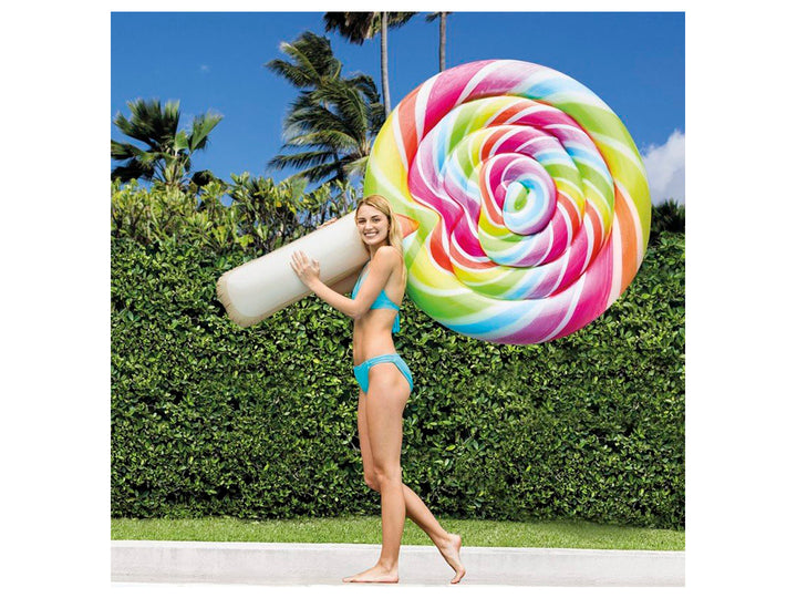 Colchón inflable multicolor en forma de paleta con diseño en espiral y mango beige.